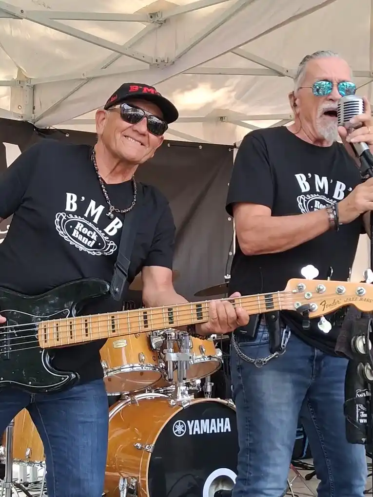 B'M'B' en concert live reprenant les grands succès de la pop internationale des années 70 et 80.